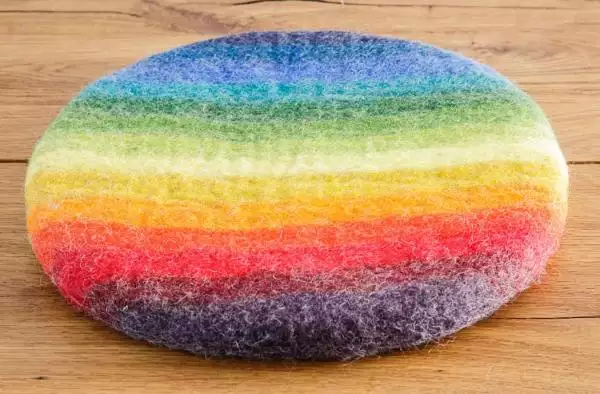 Sitzkissen aus Wollfilz mit Regenbogen-Streifen