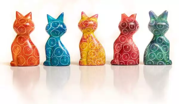 Süße Speckstein-Katzen in vielen Farben, Rückansicht