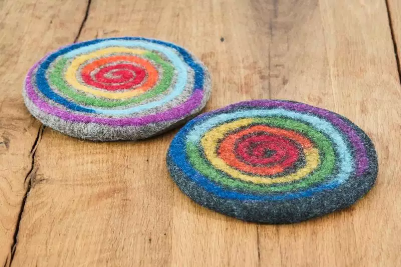 Zwei Filz-Untersetzer flach mit Regenbogen-Spirale 20 cm