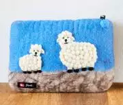 Filz-Täschchen Schaf mit Lamm, blau