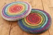 Sitzkissen aus Wollfilz mit Regenbogen-Spirale in zwei Farbtönen